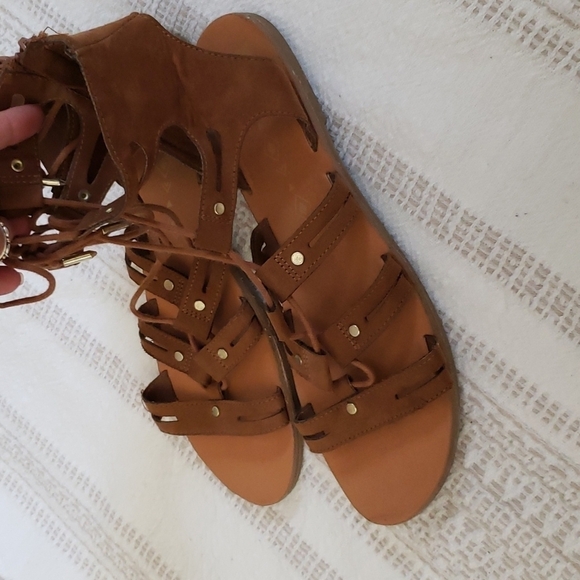 DV dolce Vita gladiator strappy sandals. Brown, flats, summer, beach, boho. - Picture 3 of 9